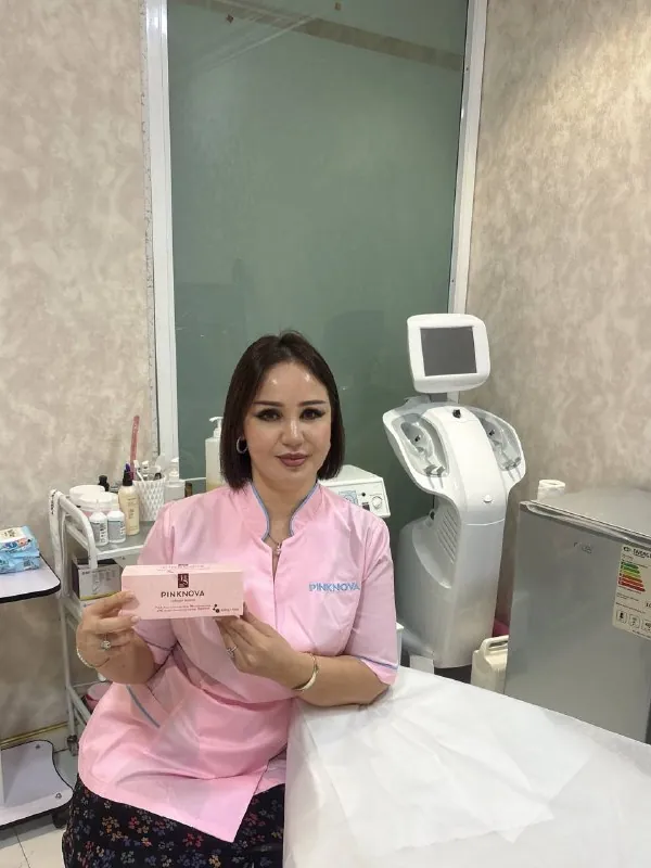 Косметолог в костюме PINKNOVA с препаратом