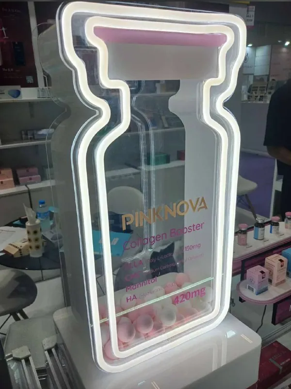Неоновый флакон PINKNOVA на стенде выставки